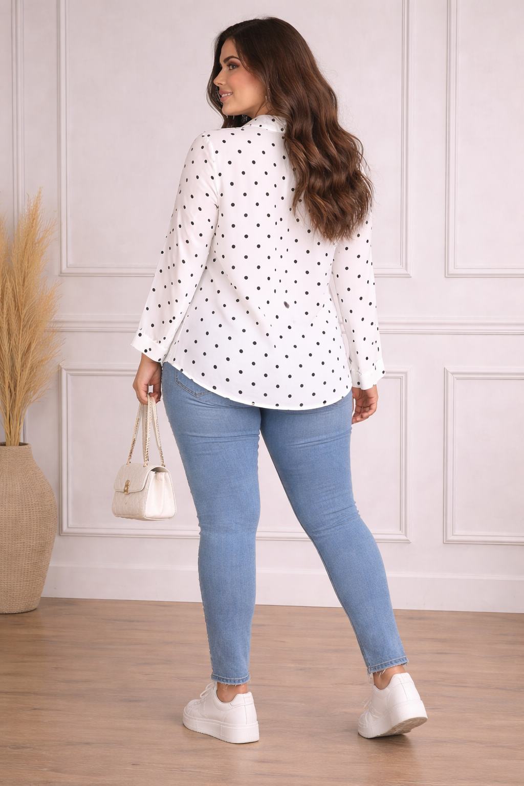 Blusa Negra con Lunares y Lazo en el cuello