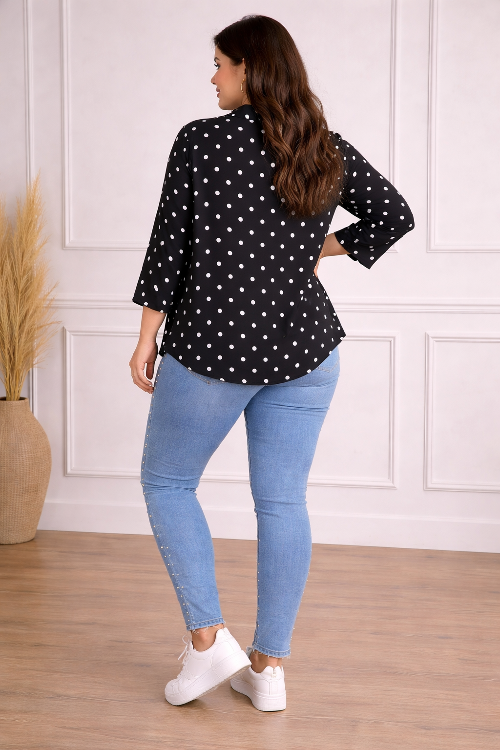Blusa Negra con Lunares y Lazo en el cuello