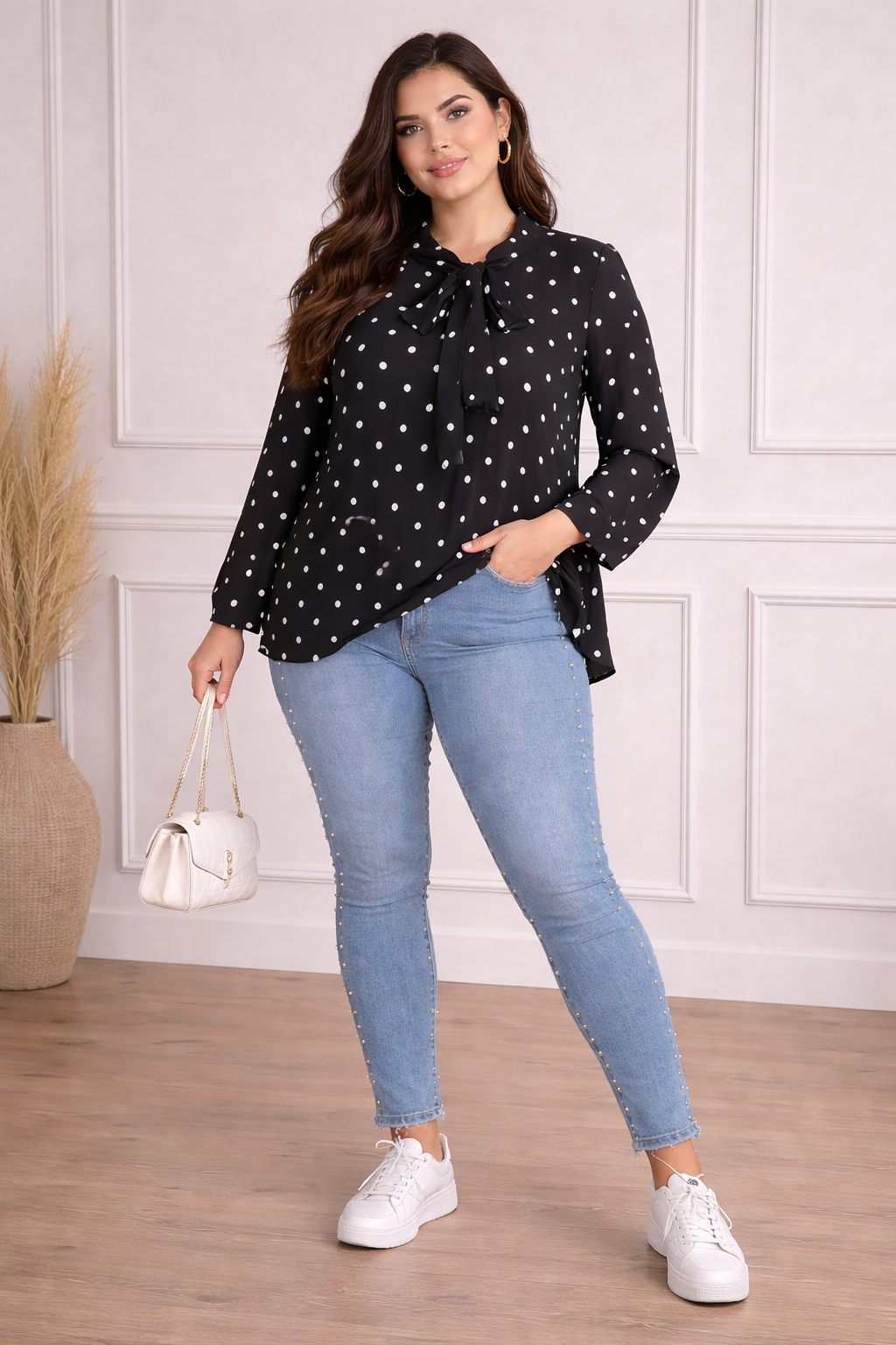 Blusa Negra con Lunares y Lazo en el cuello