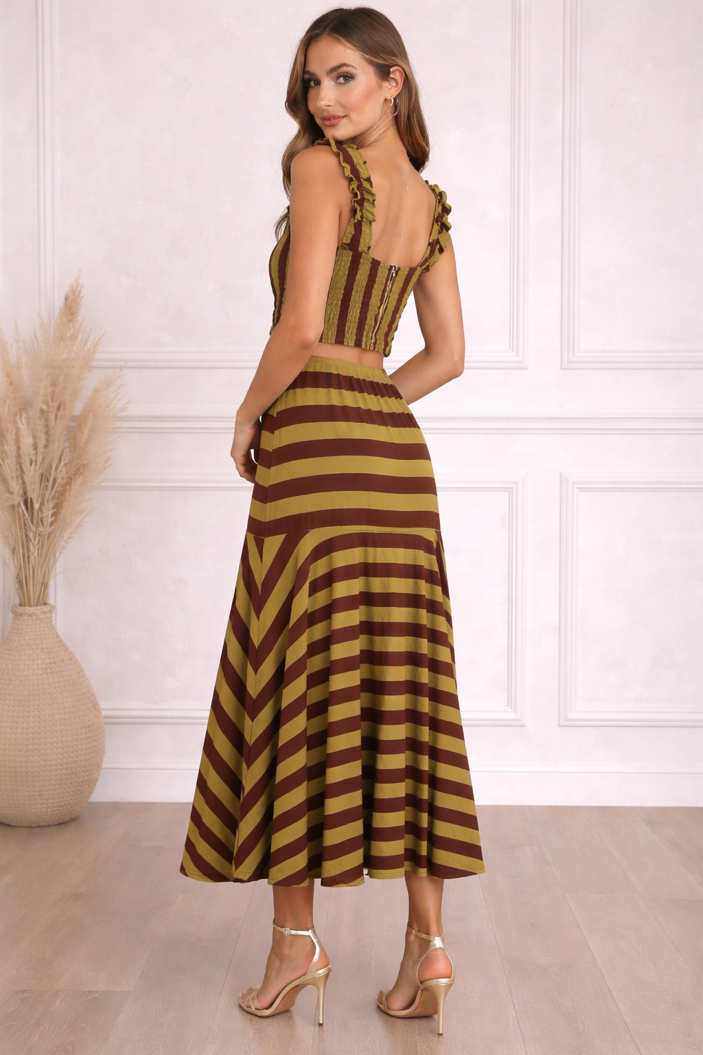 Conjunto de top y falda midi de rayas marrón y verde oliva
