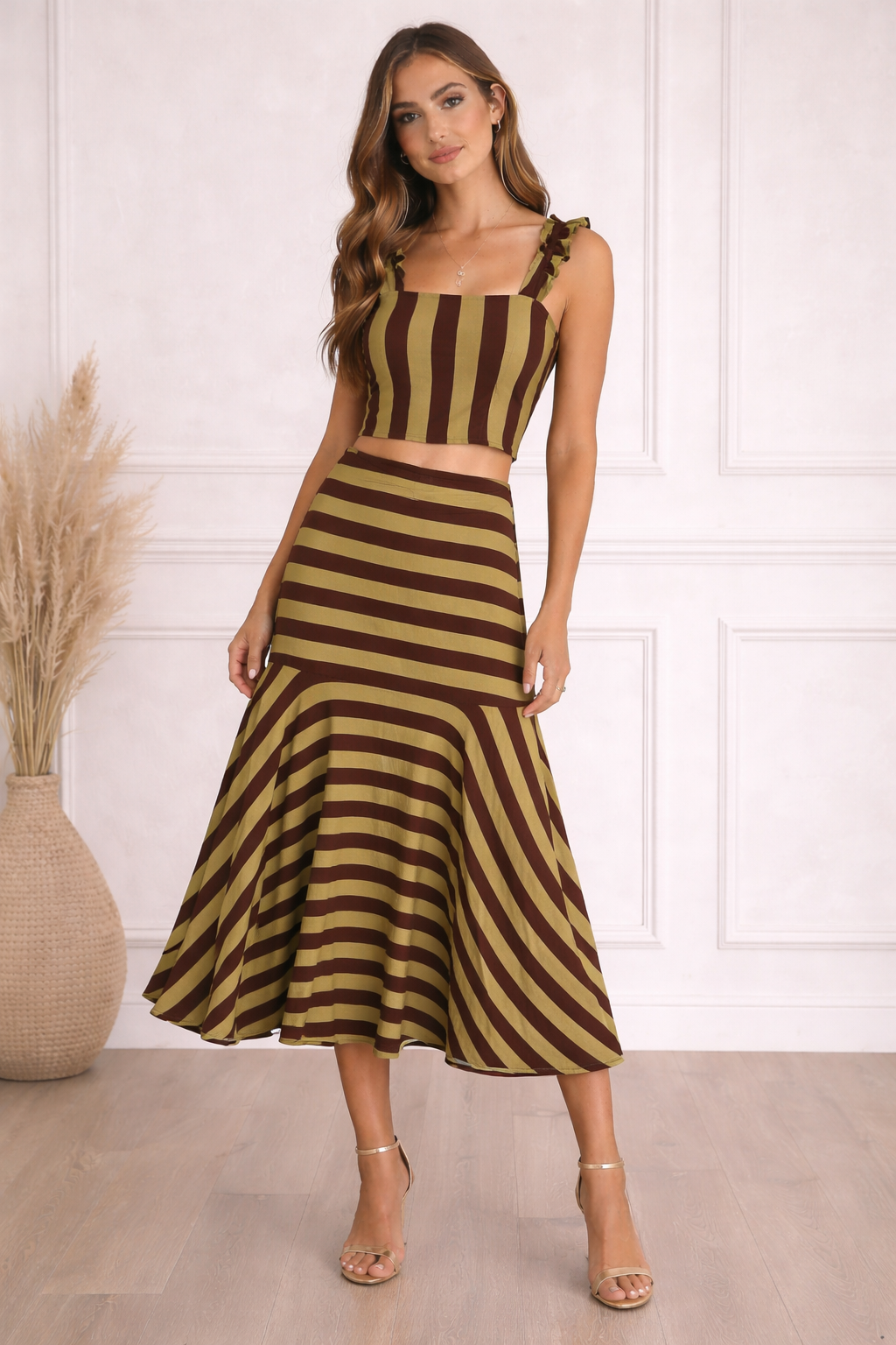 Conjunto de top y falda midi de rayas marrón y verde oliva