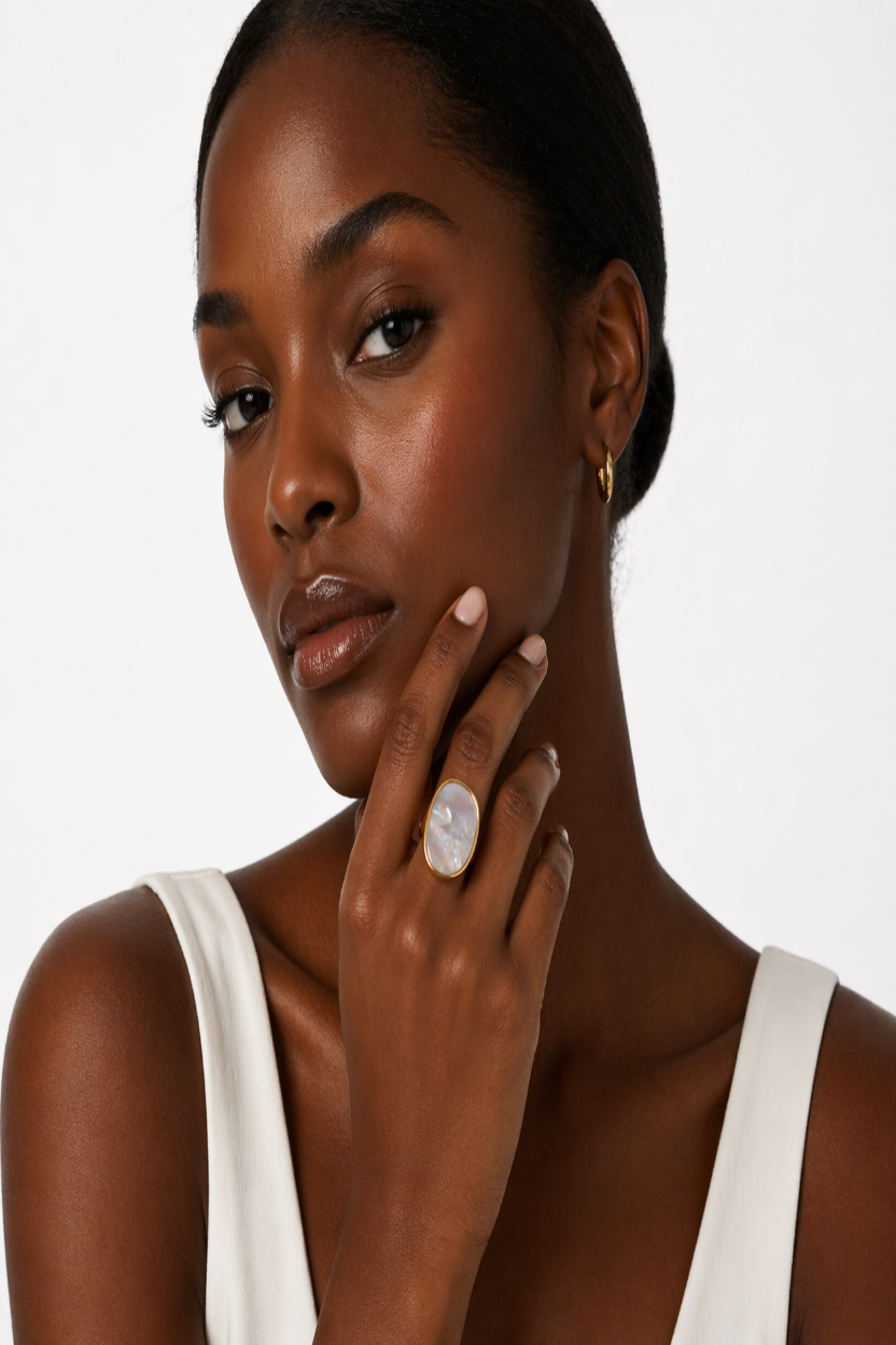 Anillo Ovalado Ajustable con Piedra Nacarada