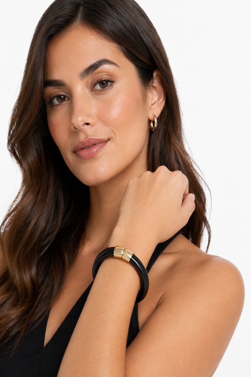 Pulsera Rígida Negra con Detalles Dorados